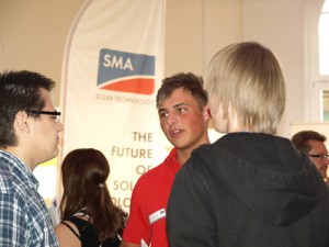 Moritz berät Schüler über die Ausbildung bei SMA