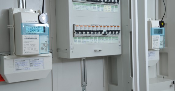 Zählerinstallation einer Eigenverbrauchsanlage mit Smart Metern. Rechts PV-Erzeugung, links Netzeinspeisung und Netzbezug. Die Haushaltsverbraucher sind zwischen den beiden Zählern angeschlossen.