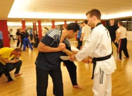 Trainer Jens erklärt jeden Schritt