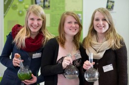 Janina, Laura und Stephanie mit ihren Mikroalgen