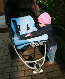 Kinderwagen und Laptop hat Anke immer parat.