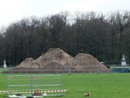 Zu welchem Kunstwerk gehört dieser Sandhügel?