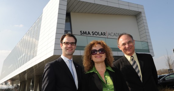 Pierre-Pascal Urbon (SMA), Carolyn Christov-Barkagiev und Bernd Leifeld (dOCUMENTA) vor der Solar Academy