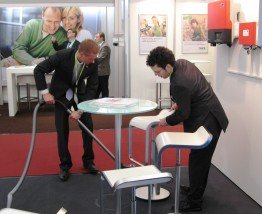 Jan und Kollege Thomas bringen den Stand auf Vordermann