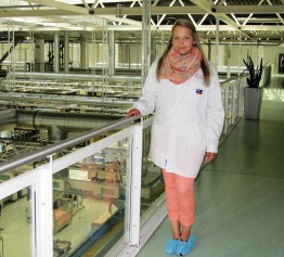 Tina beim Besuch in der Produktion