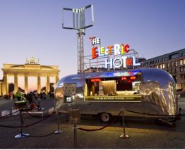 The Electric Hotel vor dem Brandenburger Tor