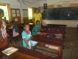 Die Schulkinder in Antalaha freuen sich auf Solarstrom.