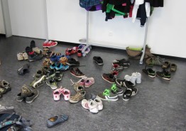 Viele kleine Schuhe stehen bei SMA