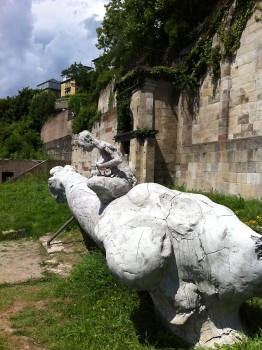 Skulpturen auf den Weinbergterassen von Adriàn Villar Roja