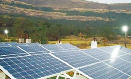 Die Solaranlage in Darewadi, Indien, versorgt 39 Familien (Bild: Dharmendra Kore)