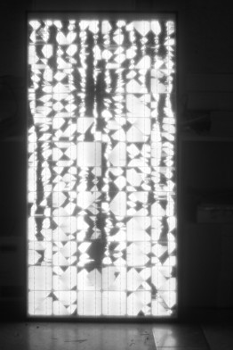 EL-Aufnahme eines Solarmoduls von Schott (poly 175) mit einem Glasschaden. Man kann deutlich erkennen, das nur wenige der Zellen unbeschadet geblieben sind. EL-Aufnahme eines Solarmoduls von Schott (poly 175) mit einem Glasschaden. Man kann deutlich erkennen, das nur wenige der Zellen unbeschadet geblieben sind.