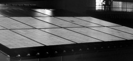 Gesamtansicht eines Stranges unserer Sunpoweranlage mit Modulen vom Typ SP 240, auf der leider direkt eine fehlerhafte Zelle entdeckt wurde. Oben im Bild erkennt man noch 4 Module eines zweiten Stranges, die nicht bestromt wurden. Gesamtansicht eines Stranges unserer Sunpoweranlage mit Modulen vom Typ SP 240, auf der leider direkt eine fehlerhafte Zelle entdeckt wurde. Oben im Bild erkennt man noch 4 Module eines zweiten Stranges, die nicht bestromt wurden.