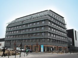 Dieses 4 000 m² große Passivgebäude befindet sich in einem Vorort von Paris und beherbergt verschiedene Regierungsstellen. Dank einer Anlage, die 58,9 kWp leistet und mit vier Wechselrichtern vom Typ Sunny Tripower 17000TL ausgerüstet ist, handelt es sich um ein Gebäude mit vollständig positiver Energiebilanz. Dieses 4 000 m² große Passivgebäude befindet sich in einem Vorort von Paris und beherbergt verschiedene Regierungsstellen. Dank einer Anlage, die 58,9 kWp leistet und mit vier Wechselrichtern vom Typ Sunny Tripower 17000TL ausgerüstet ist, handelt es sich um ein Gebäude mit vollständig positiver Energiebilanz.
