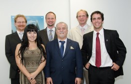 Vertriebsleiter „Neue Märkte“ Oussama Chehab (Mitte), Managing Director Daniel Rosende (rechts) und sein Team von SMA South America