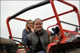 Marc und seine Tochter auf dem Trecker