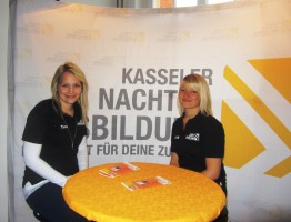 Tina (l.) und Lisa vom Orga-Team freuen sich auf die Besucher.