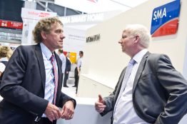 Martin Rothert (rechts) im Gespräch mit Technologievorstand Roland Grebe auf der Intersolar Europe 2013