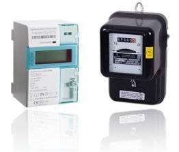 Ein neuer Smart Meter (l.) und ein alter Ferraris-Zähler (r.)