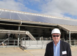 Peter Castle von SMA vor der 90-kW-Solaranlage