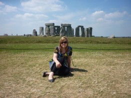 Kathrin vor dem interessanten Bauwerk Stonehenge.