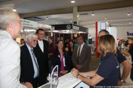 Hoher Besuch: Bürgermeister Jürgen Kaiser, Bischof Martin Hein und die Veranstalter an unserem Stand.