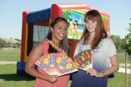 Sirin und ihre Azubi Kollegin Lisa auf dem Summer Family Fest.
