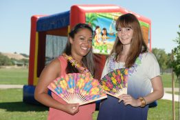 Sirin und ihre Azubi Kollegin Lisa auf dem Summer Family Fest.