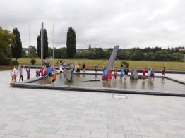 Die Kinder amüsierten sich am Wasserpark in der Aue. 