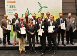 Wollen ihre Energieversorgung langfristig zu 100% aus Erneuerbaren bestreiten: die ausgezeichneten 100-ee-Regionen Wollen ihre Energieversorgung langfristig zu 100% aus Erneuerbaren bestreiten: die ausgezeichneten 100-ee-Regionen