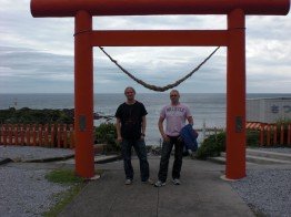 Toni Berger (links) und Danny Büder am Ryugu Schrein, dem zweitsüdlichsten Punkt Japans 