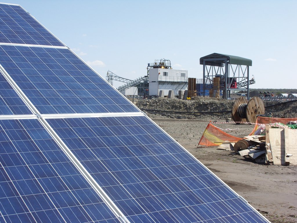 Photovoltaikanlagen können die Betriebskosten von Industrieanlagen erheblich verringern, wie das Inselnetz in diesem Bergwerk in Südafrika, das SMA mit einem dafür nötigen Fuel Save Controller ausgestattet hat