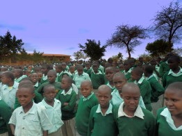 Im Dorf leben 1.000 Kinder, die aufgrund von AIDS/HIV zu Waisen geworden sind.
