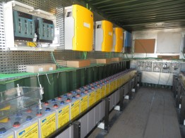 Die Solarstromanlage, die das Dorf mit Energie versorgt, besteht u.a aus den Wechselrichtern Sunny Island (oben gelb) und den Batteriespeichern. Die Solarstromanlage, die das Dorf mit Energie versorgt, besteht u.a aus den Wechselrichtern Sunny Island (oben gelb) und den Batteriespeichern.