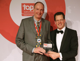 Frank Stieglitz (li.) nimmt die Auszeichnung Top Arbeitgeber 2014 von David Pink (re.), CEO des Top Employers Institutes, entgegen. Frank Stieglitz (li.) nimmt die Auszeichnung Top Arbeitgeber 2014 von David Pink (re.), CEO des Top Employers Institutes, entgegen.