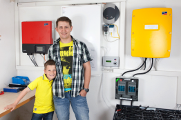 Luca und Matthias vor dem SMA Smart Home System im Keller. Übrigens: Der Sunny Home Manager ist im Bild nicht zu sehen, der SolarLog stammt aus einer älteren Installation. Luca und Matthias vor dem SMA Smart Home System im Keller. Übrigens: Der Sunny Home Manager ist im Bild nicht zu sehen, der SolarLog stammt aus einer älteren Installation.