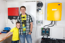 Luca und Matthias vor dem SMA Smart Home System im Keller. Übrigens: Der Sunny Home Manager ist im Bild nicht zu sehen, der SolarLog  stammt aus einer älteren Installation.