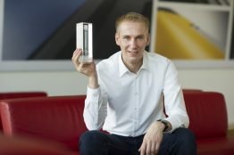 SMA Produktmanager Thomas Thierschmidt mit dem Intersolar Award