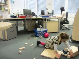 Wer sein Kind mal mit ins Büro nehmen muss, kann sich im Familienservice eine Spielekiste abholen.