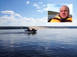 Unser Kollege Jan Stottko bei einer Bootsfahrt auf der Lena 
