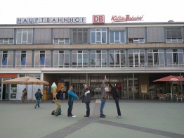 Das Siegerteam mit seiner „SMA-Choreografie“ vor dem Kasseler Kulturbahnhof