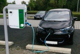 E-AutoLadestation auf dem Parkplatz vor der Solar Academy