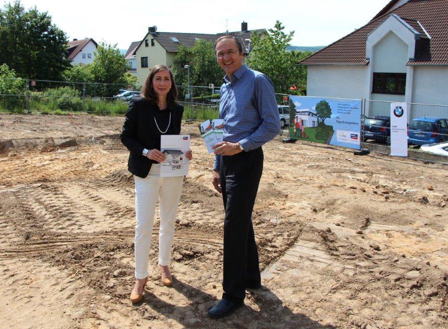 Anja Jasper, SMA und Matthias Krieger , Dynahaus, beim Spatenstich am 21. Mai 2014 Anja Jasper, SMA und Matthias Krieger , Dynahaus, beim Spatenstich am 21. Mai 2014