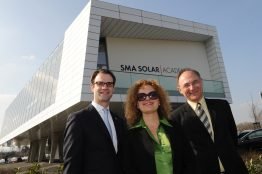 Pierre-Pascal Urbon (SMA), Carolyn Christov-Barkagiev und Bernd Leifeld (dOCUMENTA) vor der Solar Academy