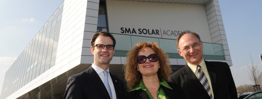 Pierre-Pascal Urbon (SMA), Carolyn Christov-Barkagiev und Bernd Leifeld (dOCUMENTA) vor der Solar Academy