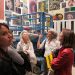Lore Klipp (Mitte) bei einer Führung durch die documenta-Halle