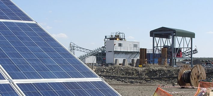 Photovoltaic systems can substantially reduce the operating costs of industrial plants – like the standalone power system, which SMA equipped with the required fuel save controller, in this mine in South Africa. Diesel generator output: 2 x 800 kVA; photovoltaic output: 1 MWp; savings according to SMA: up to 450,000 liters of diesel per year.