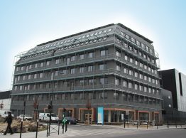 A 4,000 m² passive building in a suburb of Paris houses various government offices. It represents an energy positive building thanks to a PV system equipped with four Sunny Tripower 17000TL inverters with a total power output of 58.9 kWp.