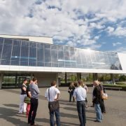 Matthias (rechts) erklärt das Energiemanagement der Solar Academy