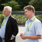 Matthias (rechts) erklärt das Energiemanagement der Solar Academy