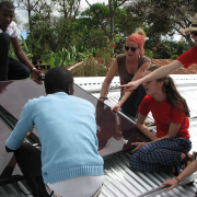 Teamwork auf der tansanischen Schule